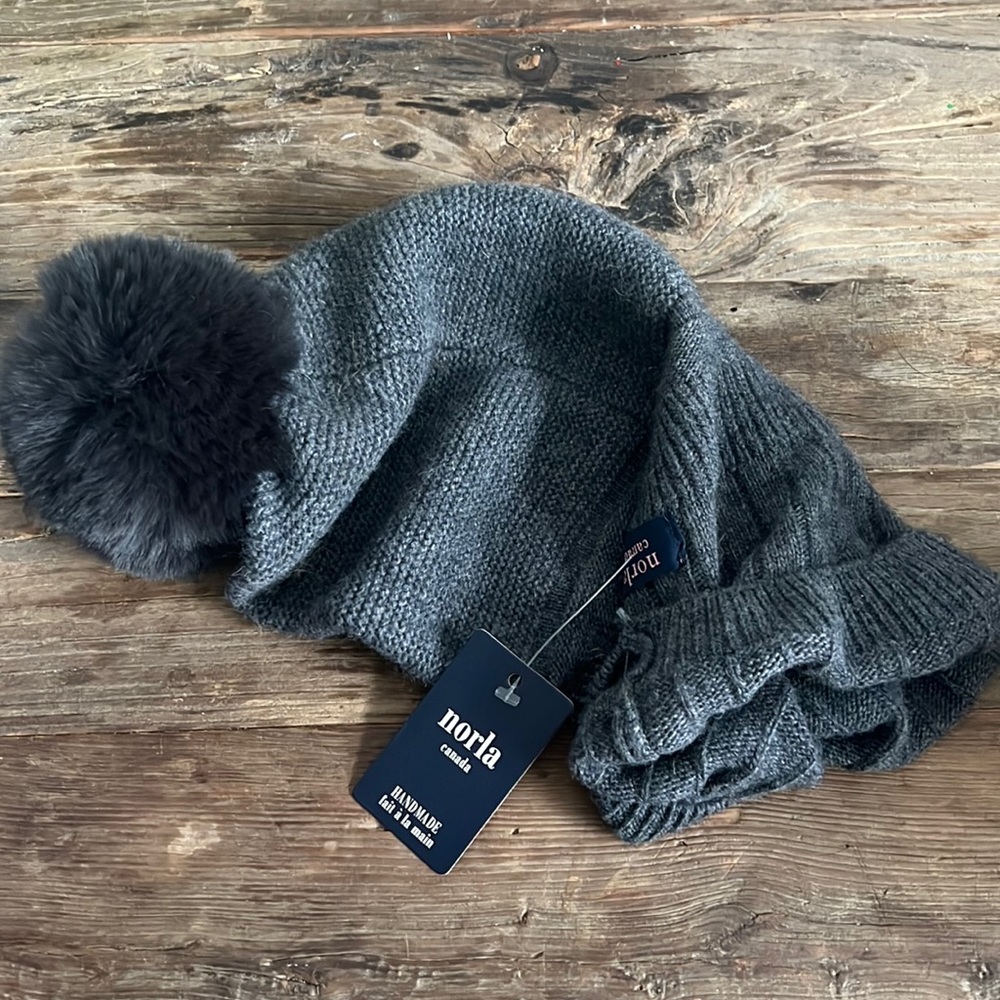 Norla NWT cashmere blend winter hat with Pom Pom in grey / made in Canada